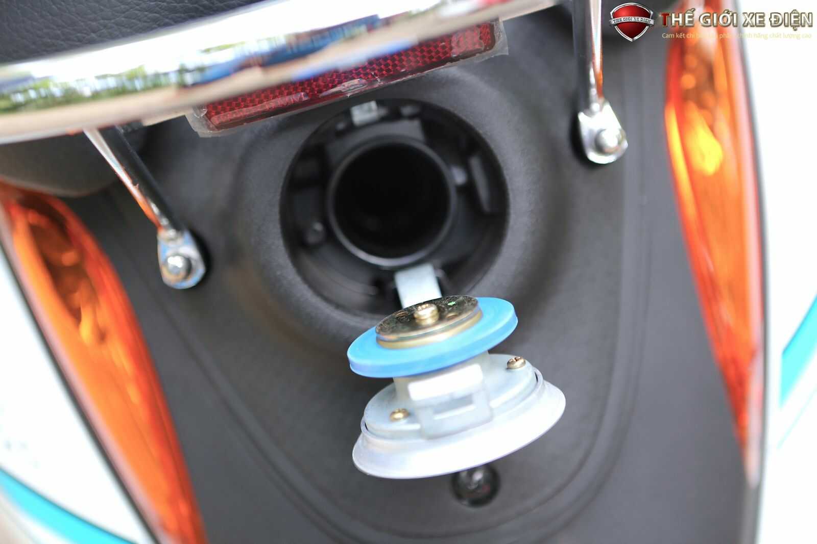 Xe ga 50cc Elite SYM Trắng Đỏ/Trắng Xanh Xe ga 50cc Elite SYM Trắng Đỏ/Trắng Xanh