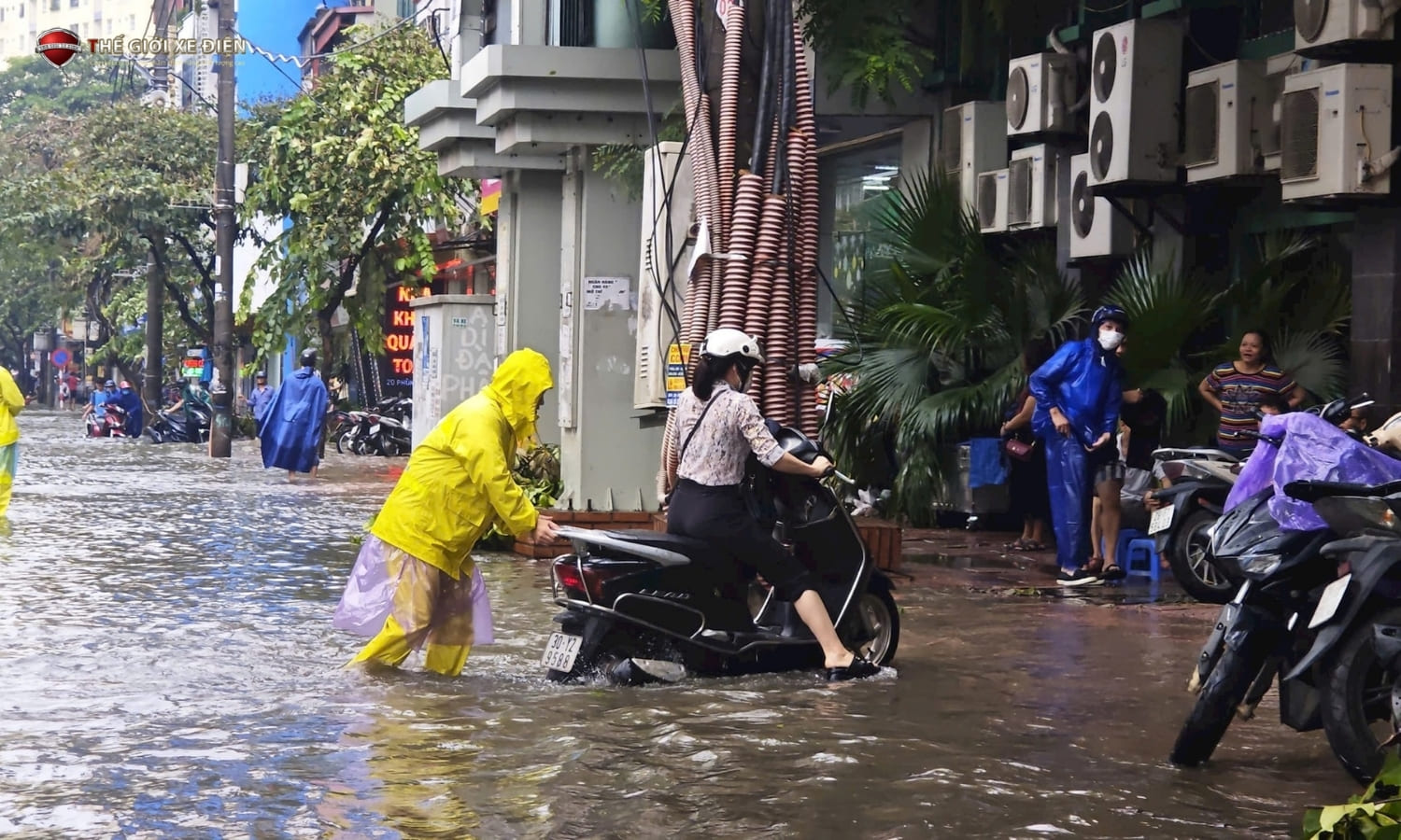 Mùa mưa bão sắp đến, liệu xe máy điện có đỡ 