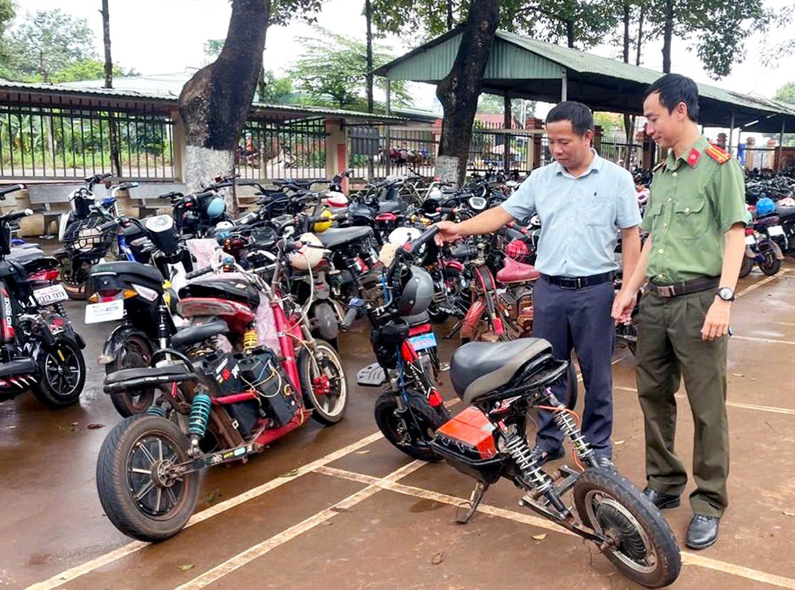 Thiếu Ni&ecirc;n Độ Xe Điện Tốc Độ Cao gi&aacute; 500K Th&agrave;nh &ldquo;Xe Điện Đua&rdquo; 100km/h
