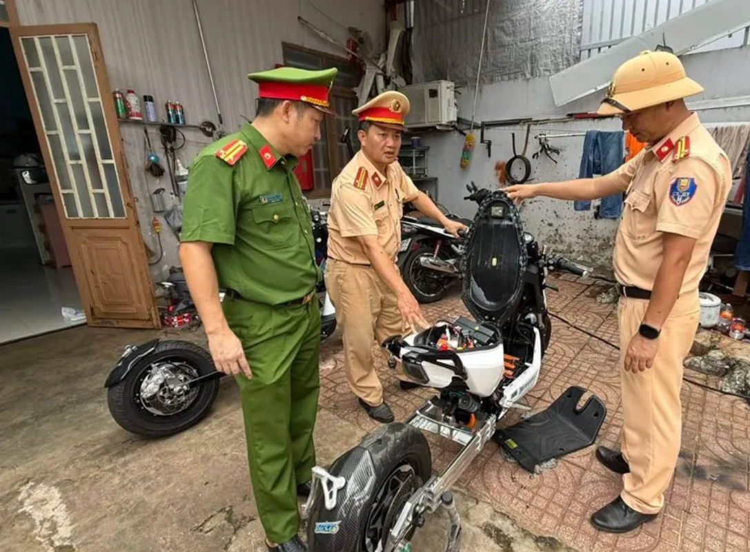 Thiếu Ni&ecirc;n Độ Xe Điện Tốc Độ Cao gi&aacute; 500K Th&agrave;nh &ldquo;Xe Điện Đua&rdquo; 100km/h